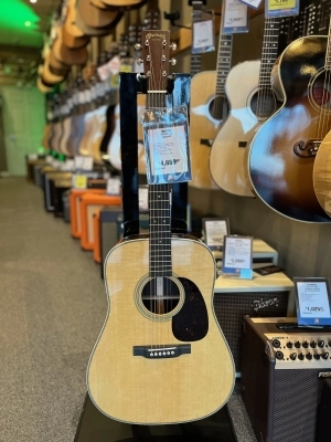 Martin Guitars - HD-28 V18 2